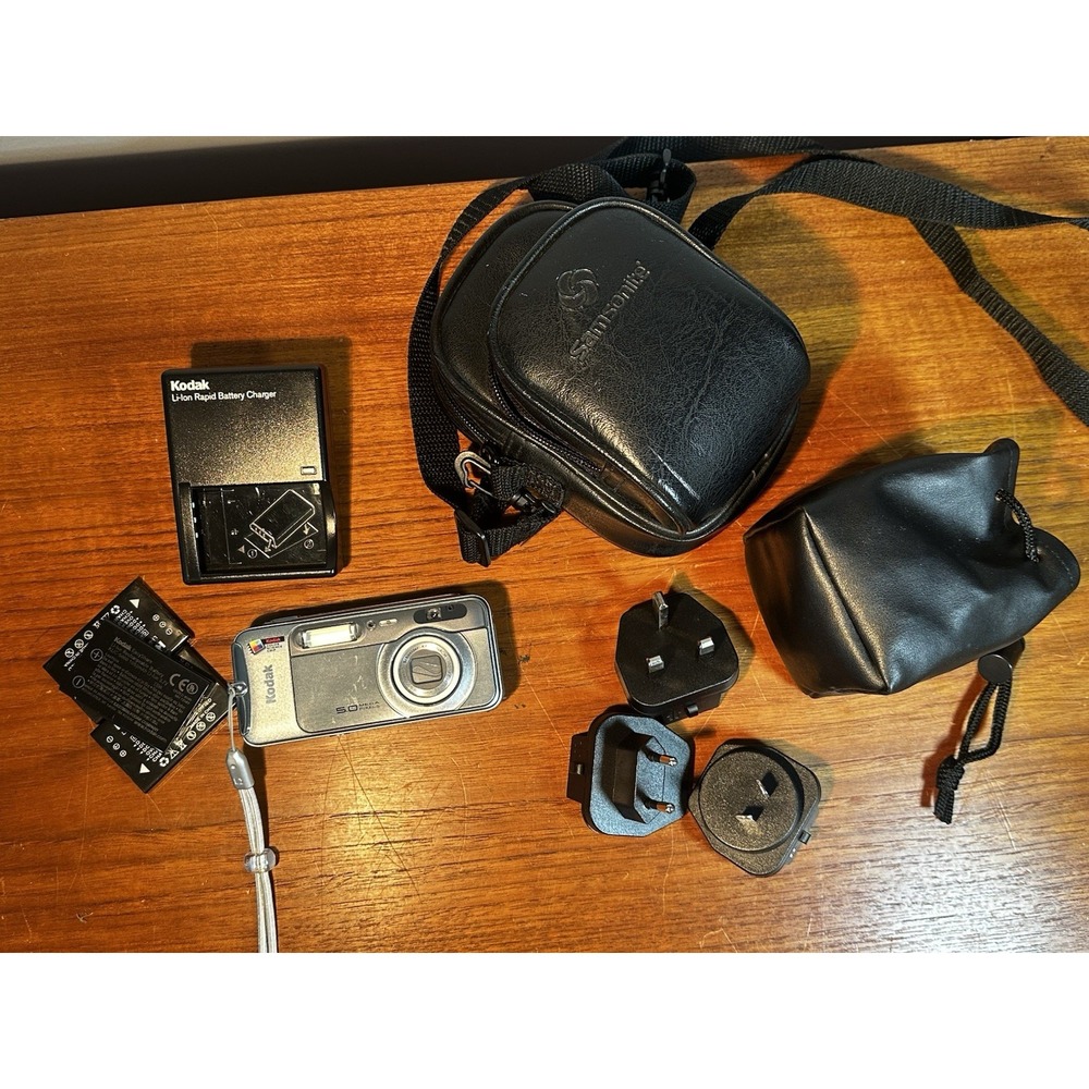 Kodak EasyShare LS753 5MP Silver Digital Camera Charger Batteries Case Bundle